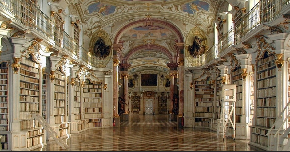 Biblioteca do Mosteiro de Admont (Áustria) – Esse é um mosteiro beneditino localizado na cidade de Admont. Contém a maior biblioteca monástica no mundo. A abadia é conhecida por sua arquitetura barroca, arte e manuscritos. O teto é adornado por afrescos feitos por Bartolomeo Altomonte entre 1775 e 1776. Eles mostram imagens do juízo final, céu e inferno. O acervo da biblioteca é composto por cerca de 200 mil volumes. Os tesouros mais valiosos são os mais de 1.400 manuscritos (o mais antigo do século 8) e os 530 incunábulos (livros impressos antes de 1500) Ognipensierovo/Flickr