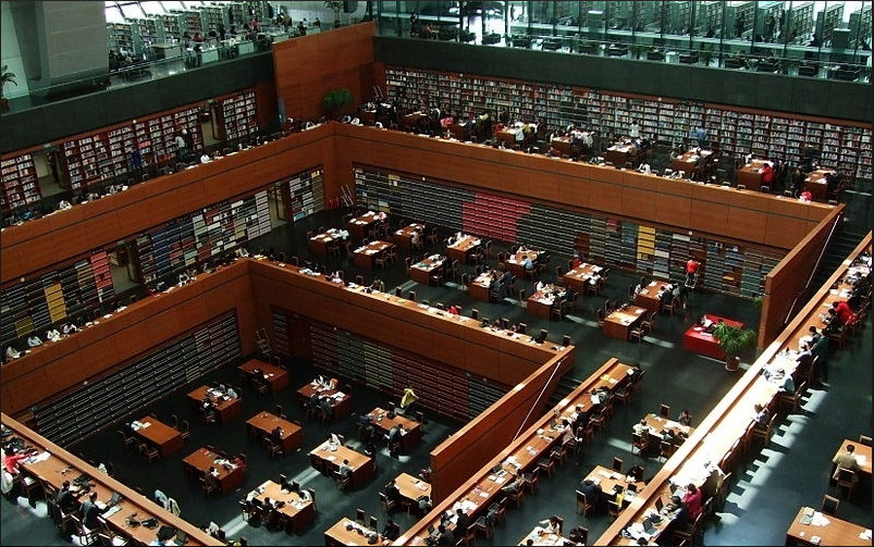 Biblioteca Nacional (China) – Esta enorme biblioteca tem espaço para 12 milhões de livros. A coleção de livros pode ser vista de todos os andares da biblioteca. A capacidade da sala de leitura do edifício é de cerca de 2 mil pessoas Wikimedia Commons