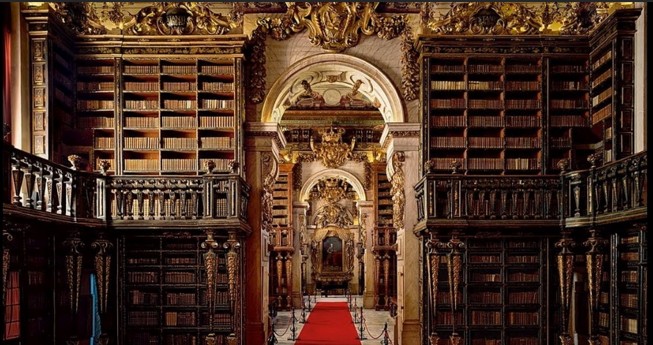 Biblioteca Joanina da Universidade de Coimbra (Portugal) – Criada em 1513, a biblioteca tem cerca de 1,5 milhão de obras. Dentre elas, há volumes raros como a primeira edição do poema épico “Os Lusíadas”, de Camões, e a Bíblia Hebraica Ilustrada. O edifício de estilo barroco foi construído com madeiras exóticas e ouro Wikimedia Commons