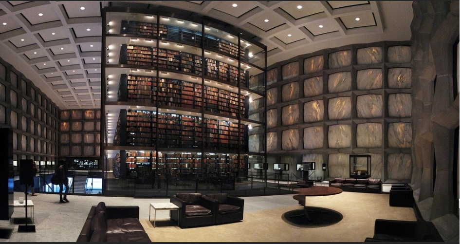 Biblioteca de livros raros e manuscritos Beinecke da Universidade de Yale (EUA) – Um dos maiores edifícios do mundo inteiramente dedicado aos livros e manuscritos raros, a biblioteca tem espaço na torre central para 180 mil volumes e nas estantes de livro subterrâneos para mais de 600 mil volumes. Hoje o edifício contém cerca de 500 mil volumes Lauren Manning/Flickr