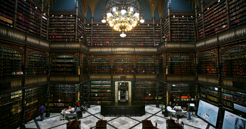 Real Gabinete Português de Leitura (Rio de Janeiro) – Criado em 1837 por um grupo de portugueses, o Real Gabinete Português reúne cerca de 350 mil volumes no acervo. O local recebe de Portugal um exemplar de cada obra publicada naquele país, e tem também obras impressas em outros países.Com ar sóbrio e estilo manuelino, o gabinete serviu de cenário para inúmeras gravações, como a do filme “O Xangô de BakerStreet” Ruy Barbosa Pinto/Flickr